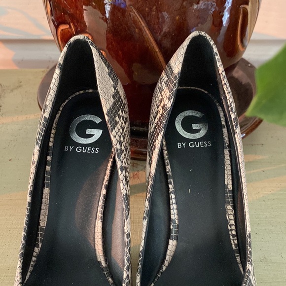 G by Guess Size 10 Snakeskin Look Heels - Picture 3 of 6